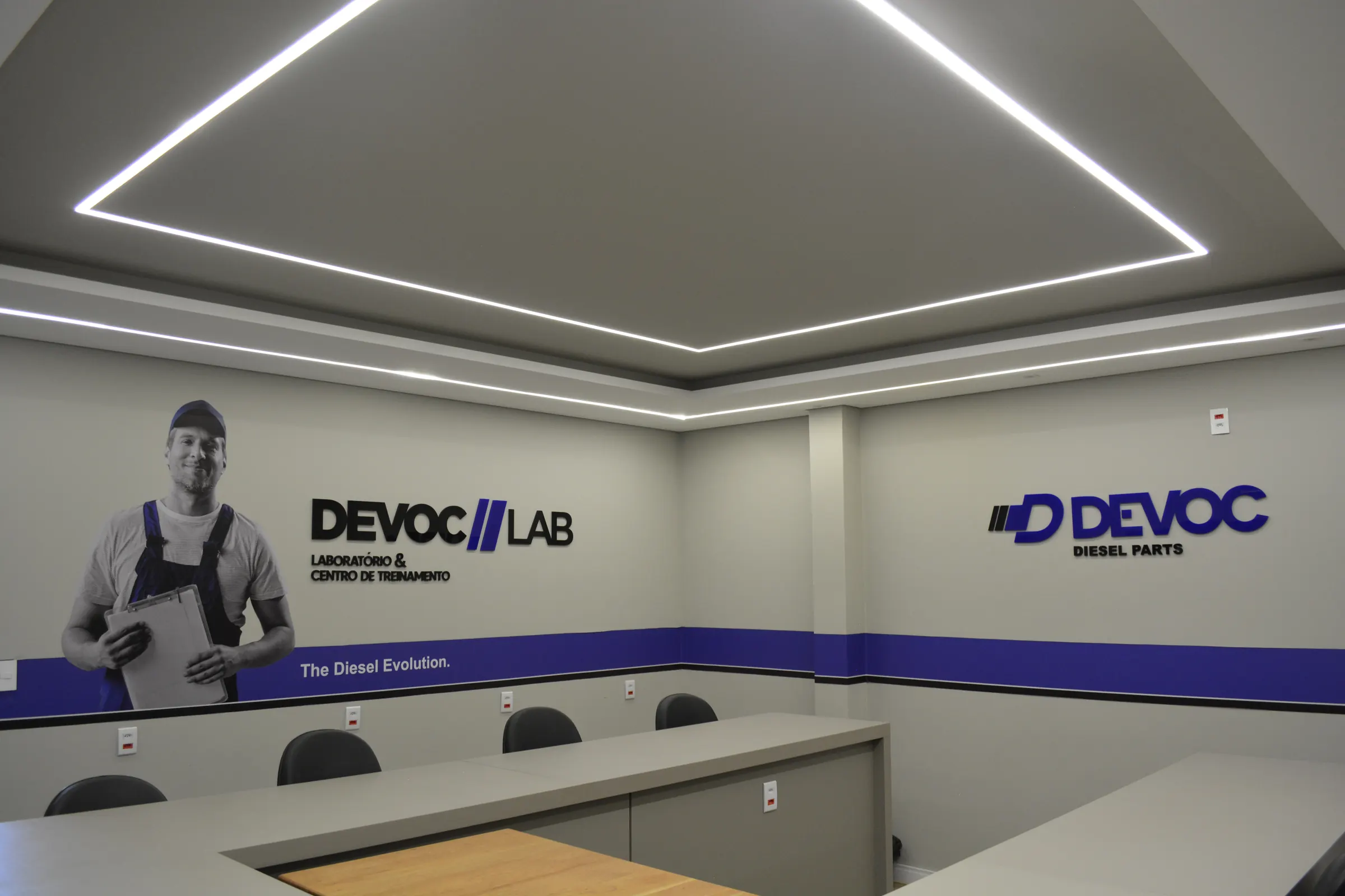 Laboratório Devoc Lab, com a identidade da marca nas paredes